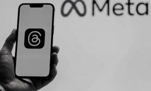 threads app-logo-on-a-smartphone-with-meta-logo